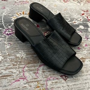 Susina size 7 black short heeled sandal